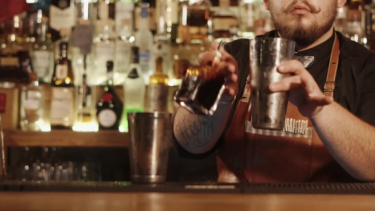Barman che prepara cocktail in un bar