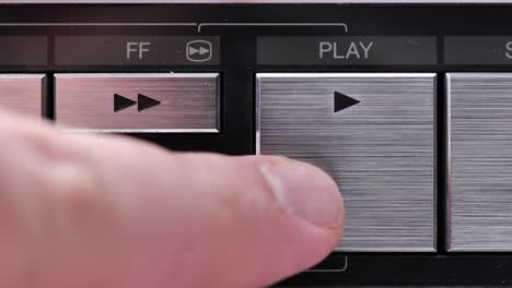 Extreme-Nahaufnahme-Der-Tasten-Eines-Alten-Antiken-Oder-Vintage-Videorecorders,-Der-Die-Wiedergabetaste-Drückt