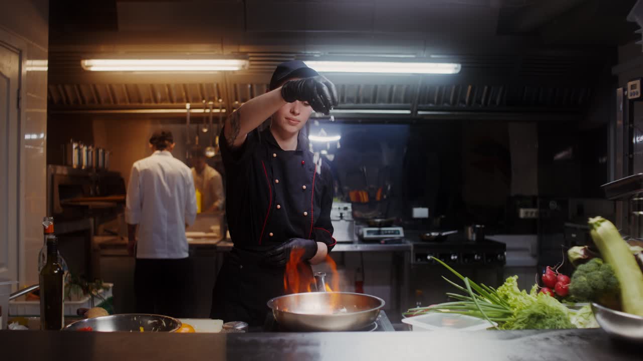 Chef che prepara cibo in una cucina professionale