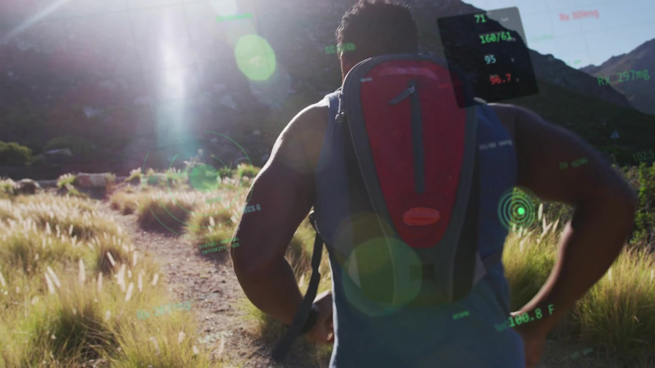 Un corridore entra nell'inquadratura e corre lungo un sentiero illuminato dal sole, con un HUD AR che traccia il movimento e mostra i dati di fitness.