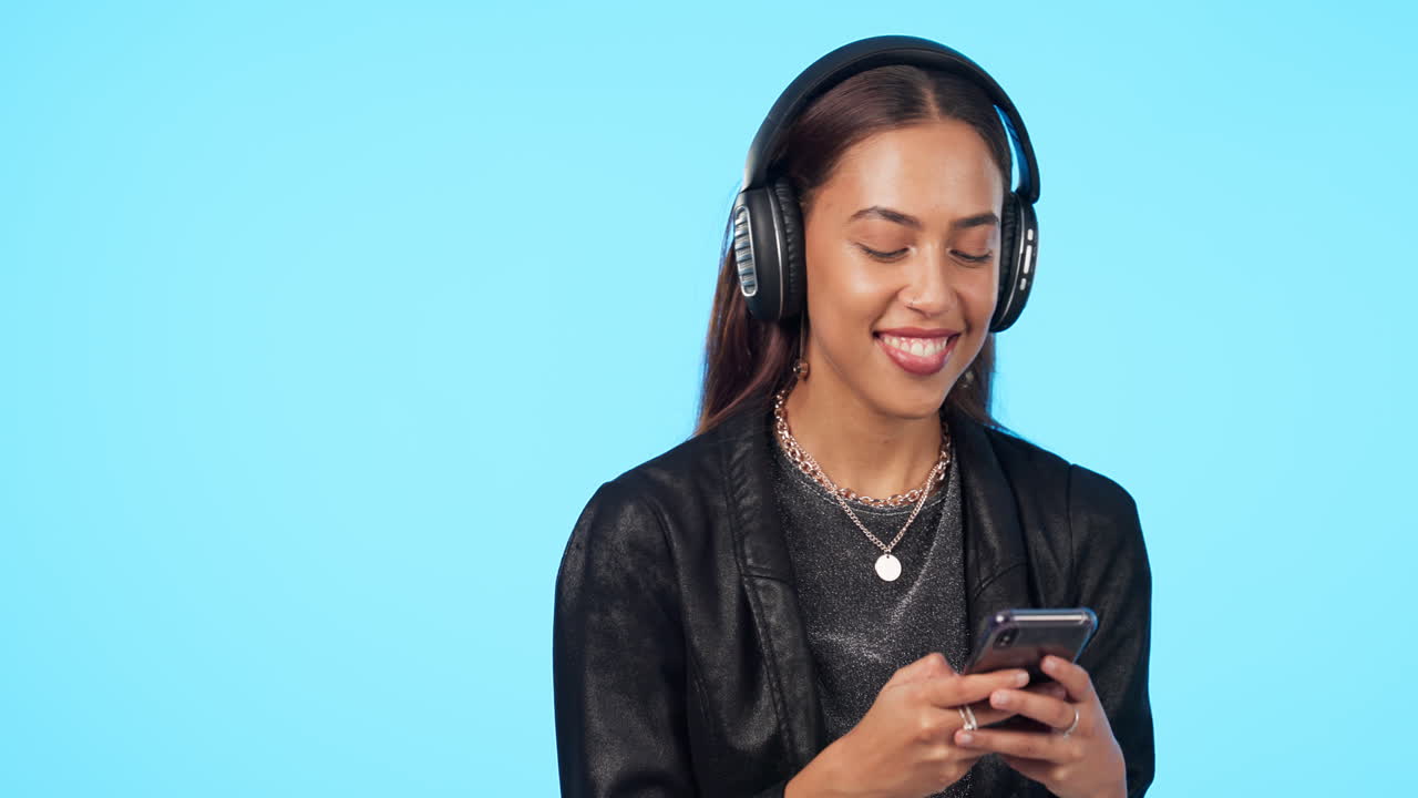 Cuffie, streaming e ragazza indiana con telefono