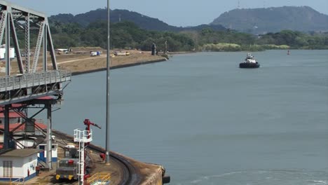 remolcador esperando que el barco salga de la última cámara de las esclusas de miraflores, canal de panamá