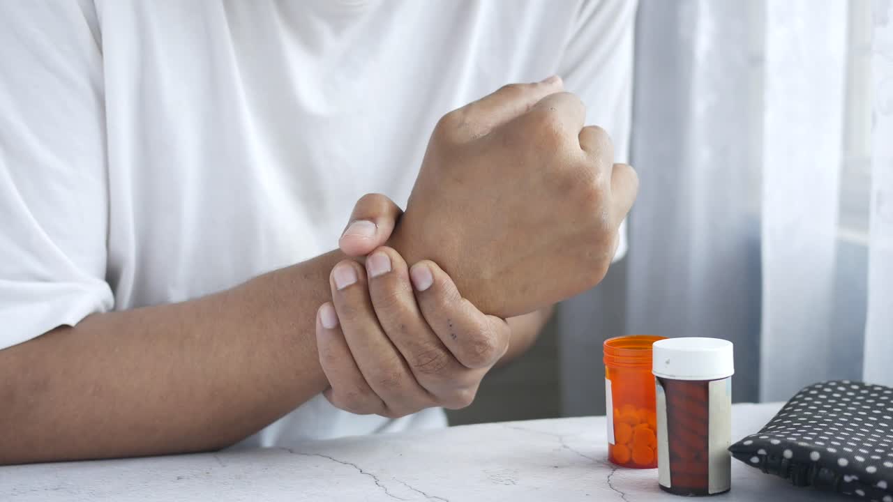 Persona con dolore al polso e medicinale
