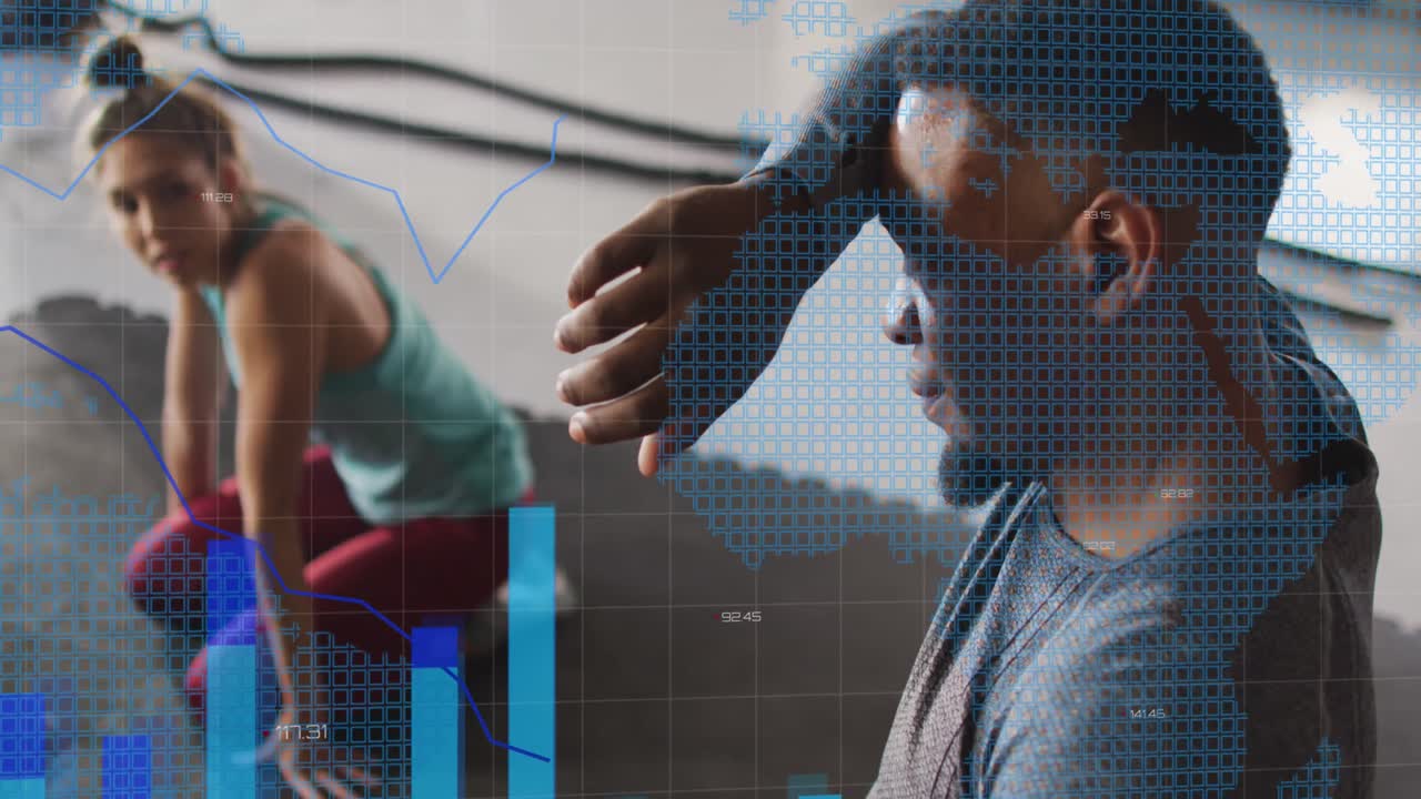 animación del procesamiento de datos sobre diversos hombres y mujeres que descansan durante los ejercicios en el gimnasio