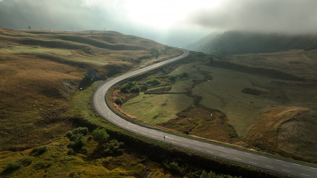 프랑스 알프스 계곡의 공중 풍경 여름 라 그라브 마을 빛이 아름답습니다.