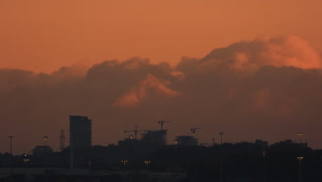 un cielo rojo y borroso está lleno de humo espeso y ondulante del gran incendio industrial