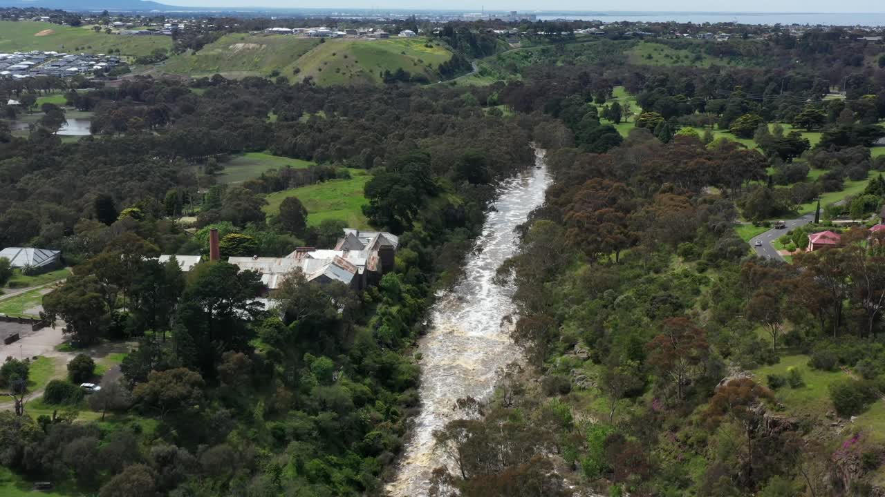 antena río que fluye rápidamente después del diluvio de fuertes lluvias