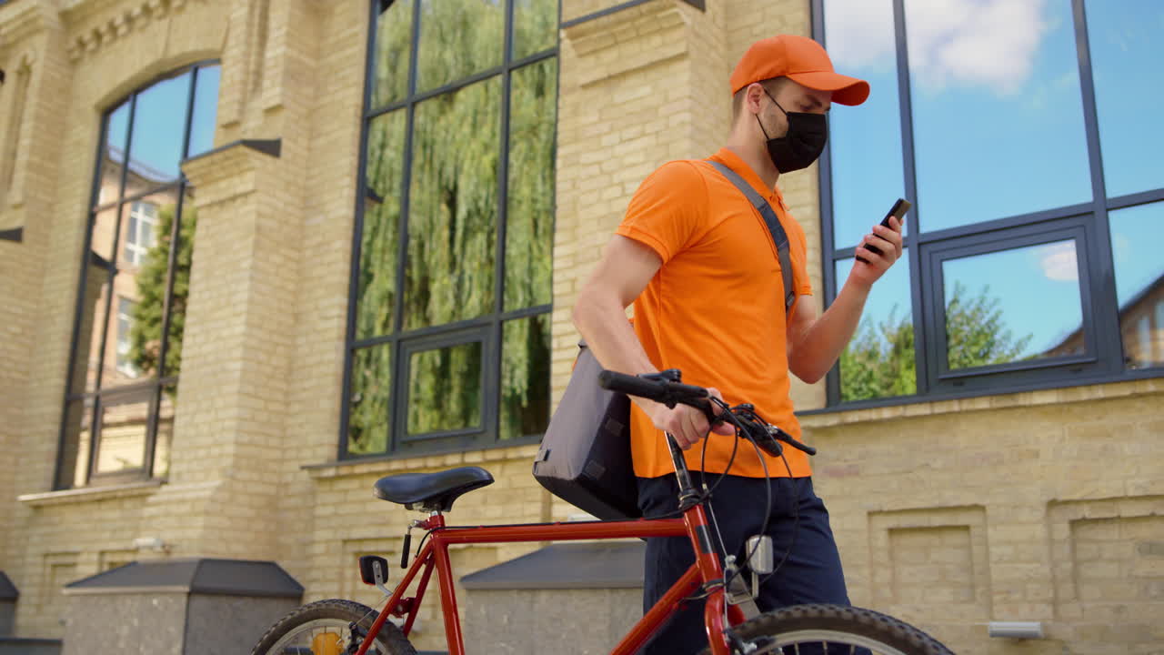 dirección de búsqueda de mensajero con teléfono móvil