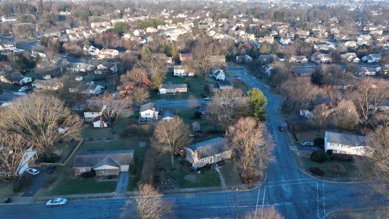 vista aérea de la comunidad residencial en estados unidos durante el frío día de invierno