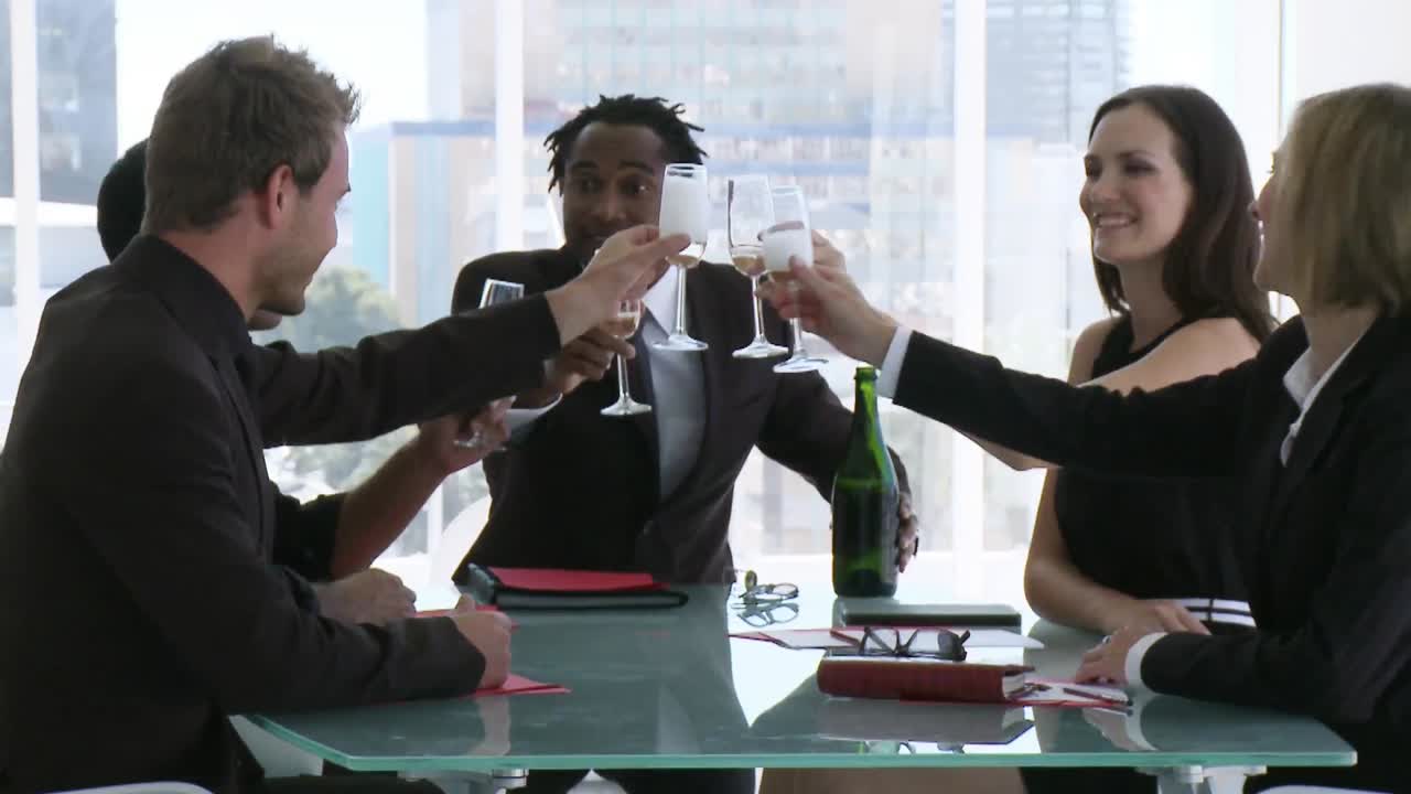 ⁇ 페인으로 성공을 축하하는 비즈니스 팀