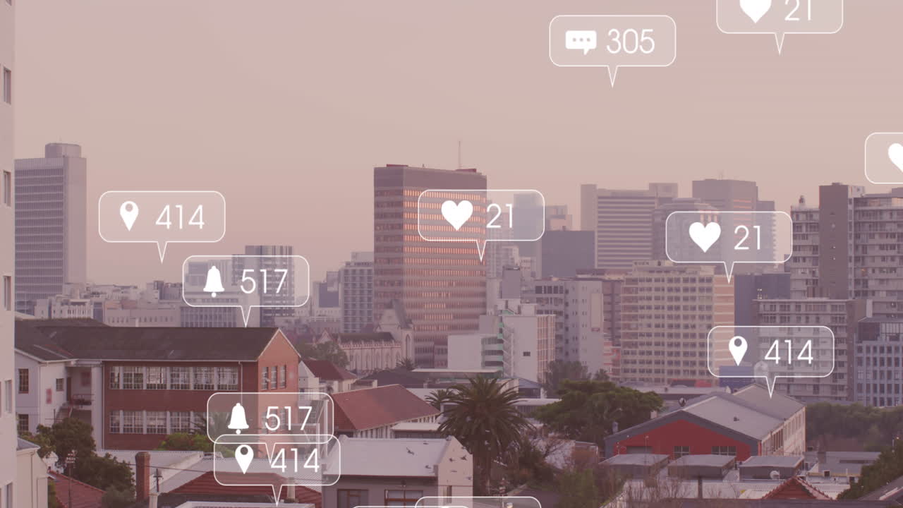 명확한 하늘을 배경으로 도시의 현대적인 건물 위에서 통지 및 번호 변경의 애니메이션