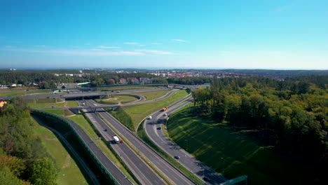 Paisaje-Aéreo-De-Cruces-De-Autopistas-Con-Exuberante-Vegetación-Alrededor-De-Las-Carreteras