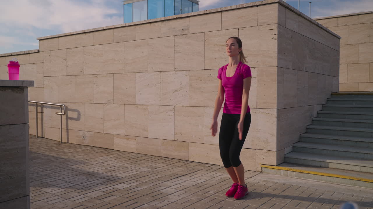 mujer realizando saltos al aire libre