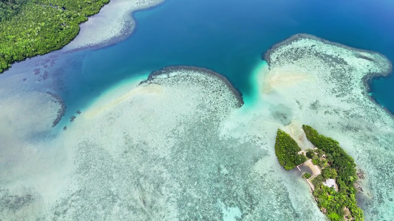 Droneudsigt luftfoto af en smuk ø nær White Beach, Filippinerne
