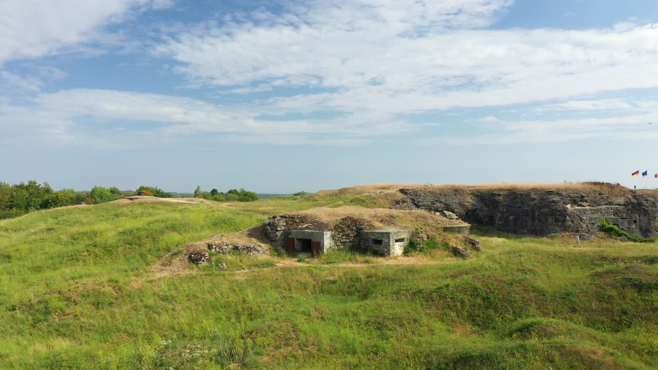 un búnker en el fuerte de douaumont en medio del campo y los bosques verdes hacia verdun, en el meuse, en lorraine en el gran este de francia, en verano y por avión no tripulado.