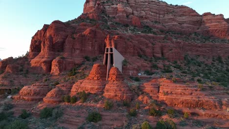 Famosa-Capilla-De-La-Santa-Cruz-Construida-En-Formación-De-Roca-Roja-En-Sedona,-Arizona,-Estados-Unidos