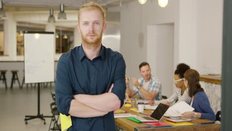 selbstbewusster männlicher arbeiter posiert