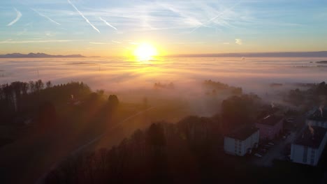 Sonnenuntergang-über-Nebelmeer-Mit-Gebäude,-Das-In-Den-Wolken-Verschwindet-Luftaufnahme,-Winterlicht