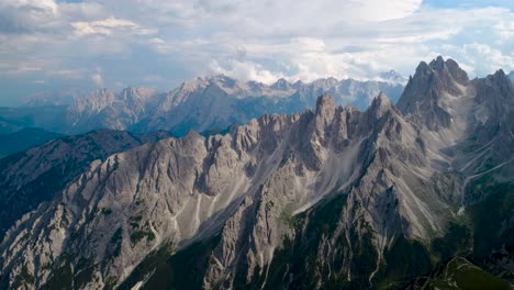 Nationalpark-Drei-Zinnen-In-Den-Dolomiten.-Wunderschöne-Natur-Italiens.