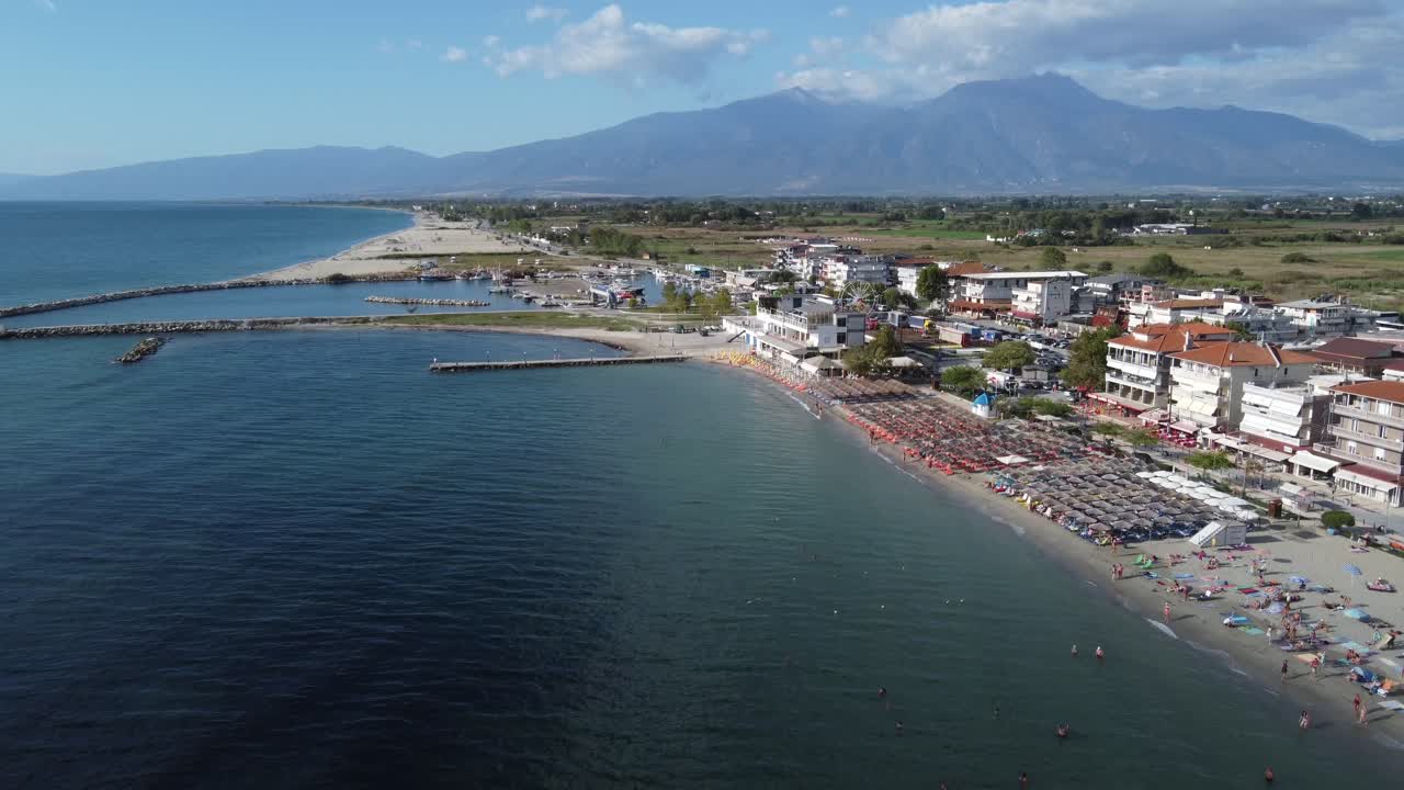 el complejo de playa de paralia katerini con el monte olimpo en el fondo, grecia