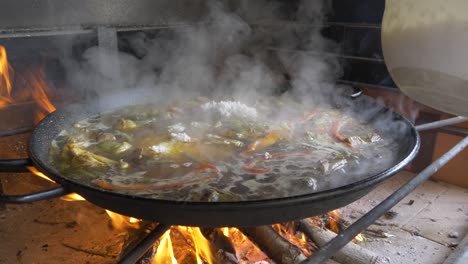 paella tradicional cocinada a fuego abierto