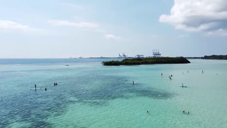 Drohnenaufnahme,-Die-Eine-Gruppe-Von-Touristen-Beim-Paddelsurfen-An-Einem-Schönen-Tag-In-Boca-Chica-Einfängt