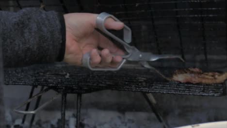 pareja ocupada con barbacoa o braai