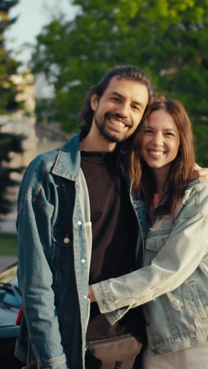 Una pareja feliz al aire libre