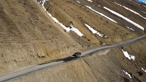 Luftdrohne-Folgt-Jeep-4x4-Im-Spiti-Tal-Himachal-Pradesh,-Himalaya,-Indien