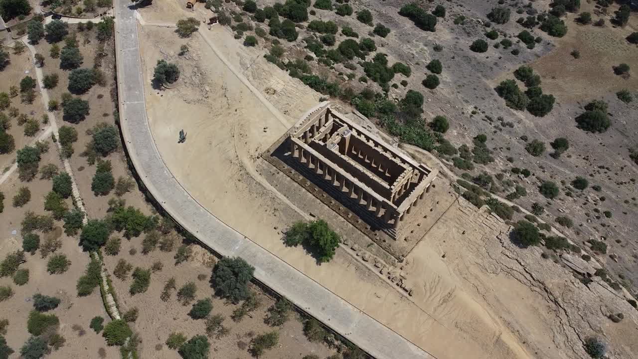 toma aérea de arriba hacia abajo del famoso templo griego concordia en agrigento en la isla de sicilia, italia