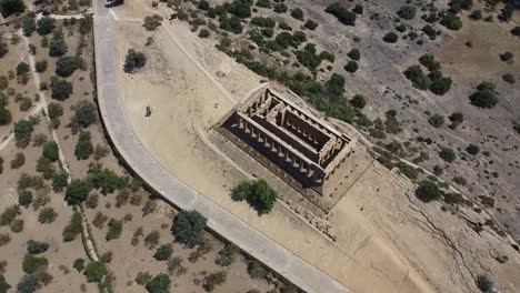 Toma-Aérea-De-Arriba-Hacia-Abajo-Del-Famoso-Templo-Griego-Concordia-En-Agrigento-En-La-Isla-De-Sicilia,-Italia