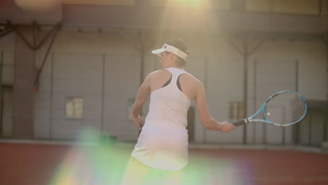 Tennisspiel-An-Einem-Sonnigen-Tag-Auf-Dem-Tennisplatz.-Junge-Sportliche-Frau-Spielt-Professionelles-Tennis.-Tennisspiel-An-Einem-Sonnigen-Tag