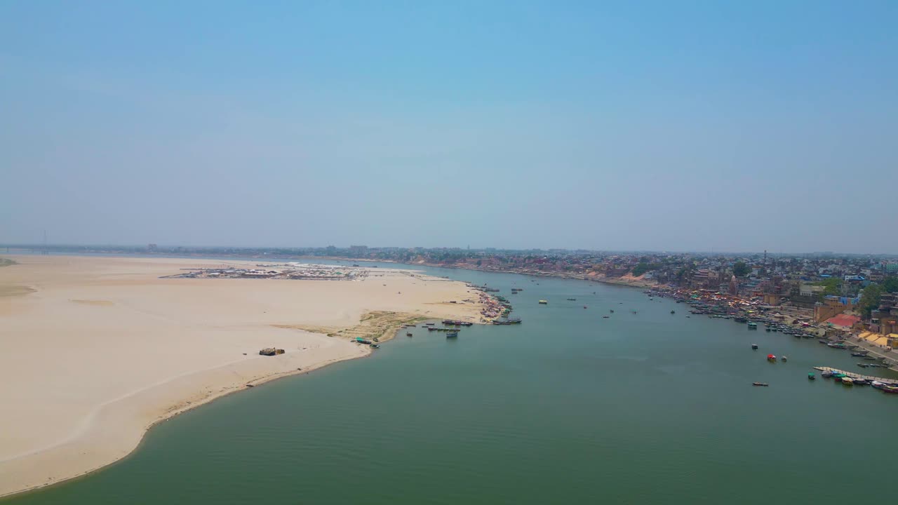 vista aérea del río ganga y los ghats en varanasi, india