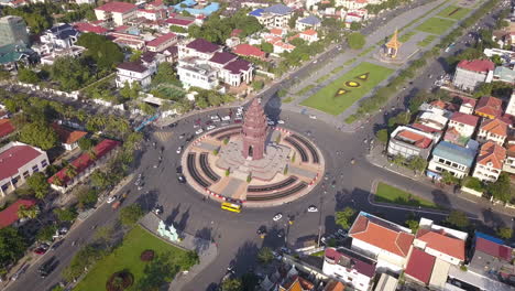 4K-DRONE-ROUNDABOUT-AT-INDEPENDENCE-MONUMENT-PHNOM-PENH,-CAMBODIA