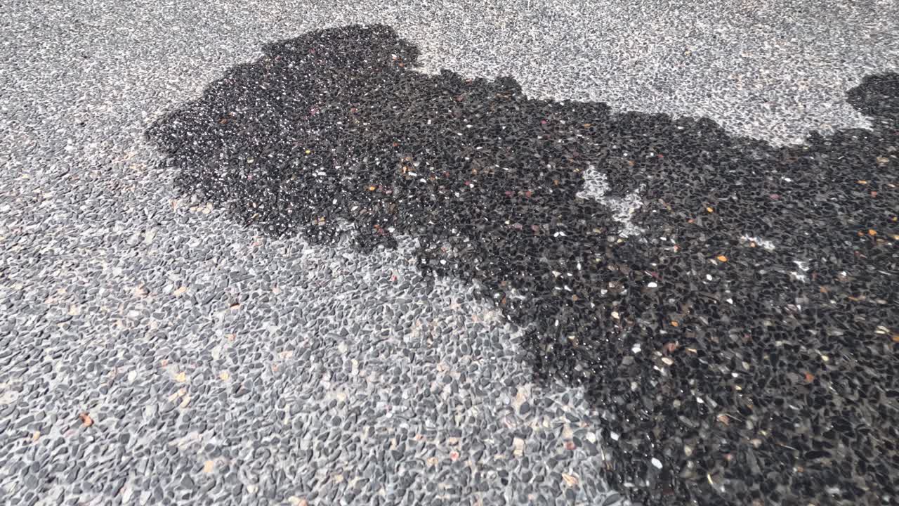 아스팔트 표면에서 물 웅이가 건조합니다.