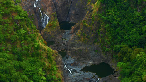 Vista-Aérea-De-Las-Cataratas-Barron-Cerca-De-Kuranda-En-El-Norte-De-Queensland,-Australia---Disparo-De-Drones