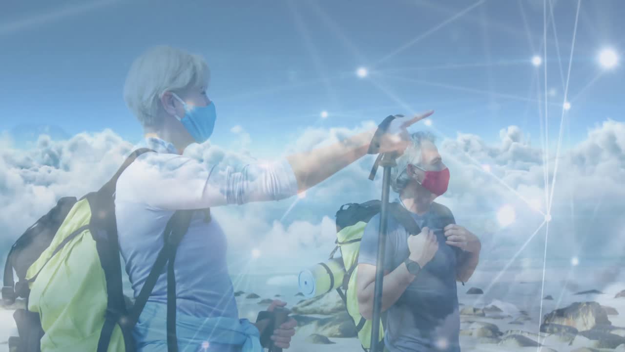 얼굴 마스크를 쓰고 시골에서 하이킹하는 백인 노인 커플, 연결 네트워크를 통해