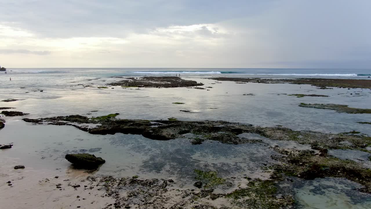 majestuosa vista de la costa de la isla de bali con choques