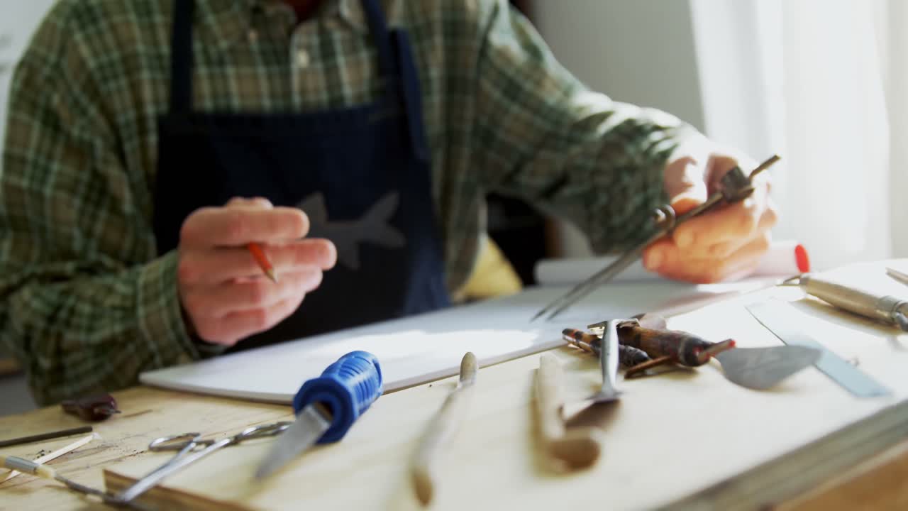 Artigiano che disegna il progetto di una scultura 4k