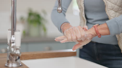 jabón, agua y una mujer lavándose las manos