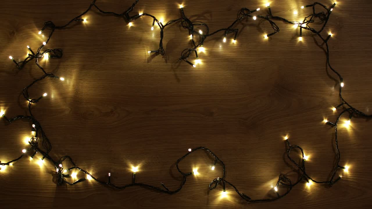 Lampu Natal berkedip dengan latar belakang kayu.