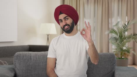 hombre indio sikh feliz mostrando una señal de ok