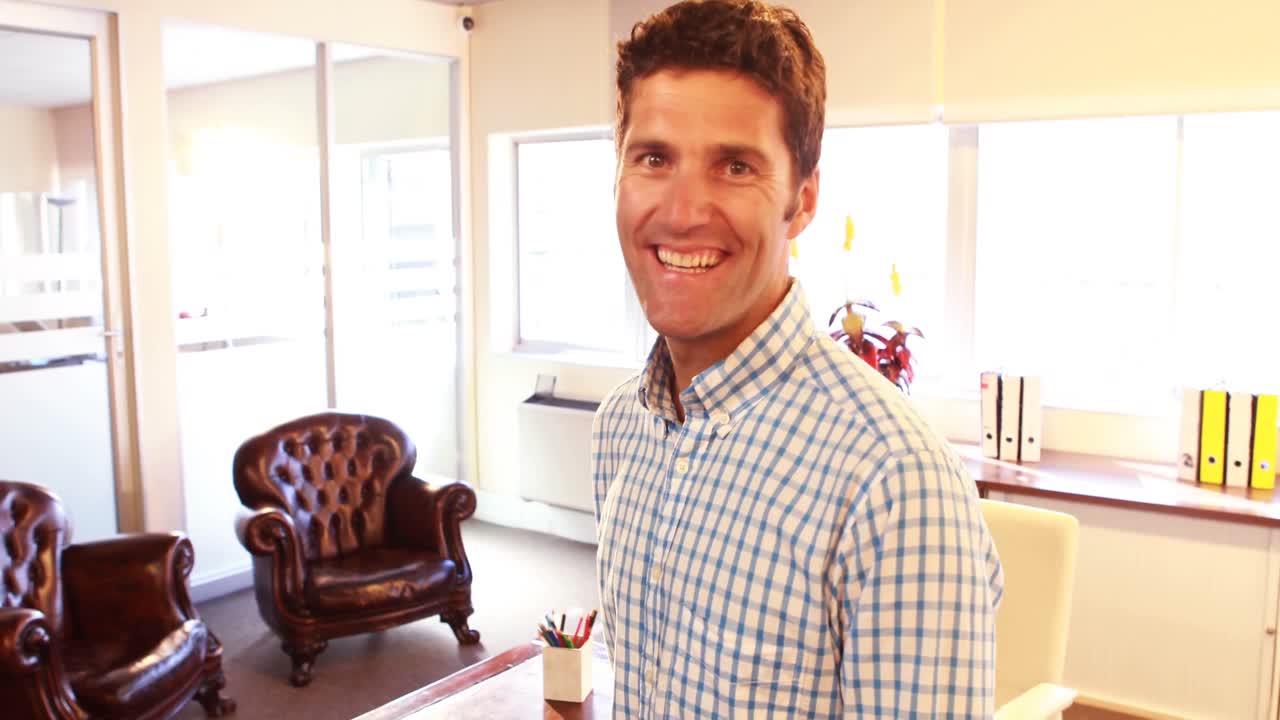 retrato de un ejecutivo de negocios sonriendo