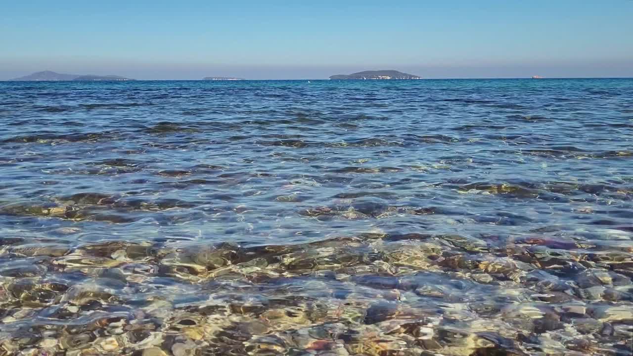 파란 바다와 파도의 소리