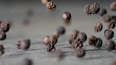 los granos de pimienta negra que caen
