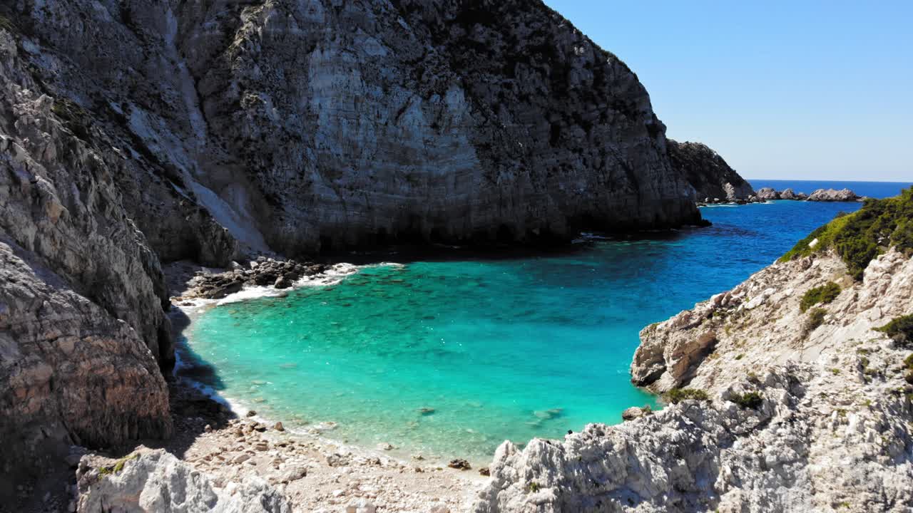 Turkis lagune og kystklipper - Agia Eleni Strand i Grækenland - luftfoto med tilbagetrækning