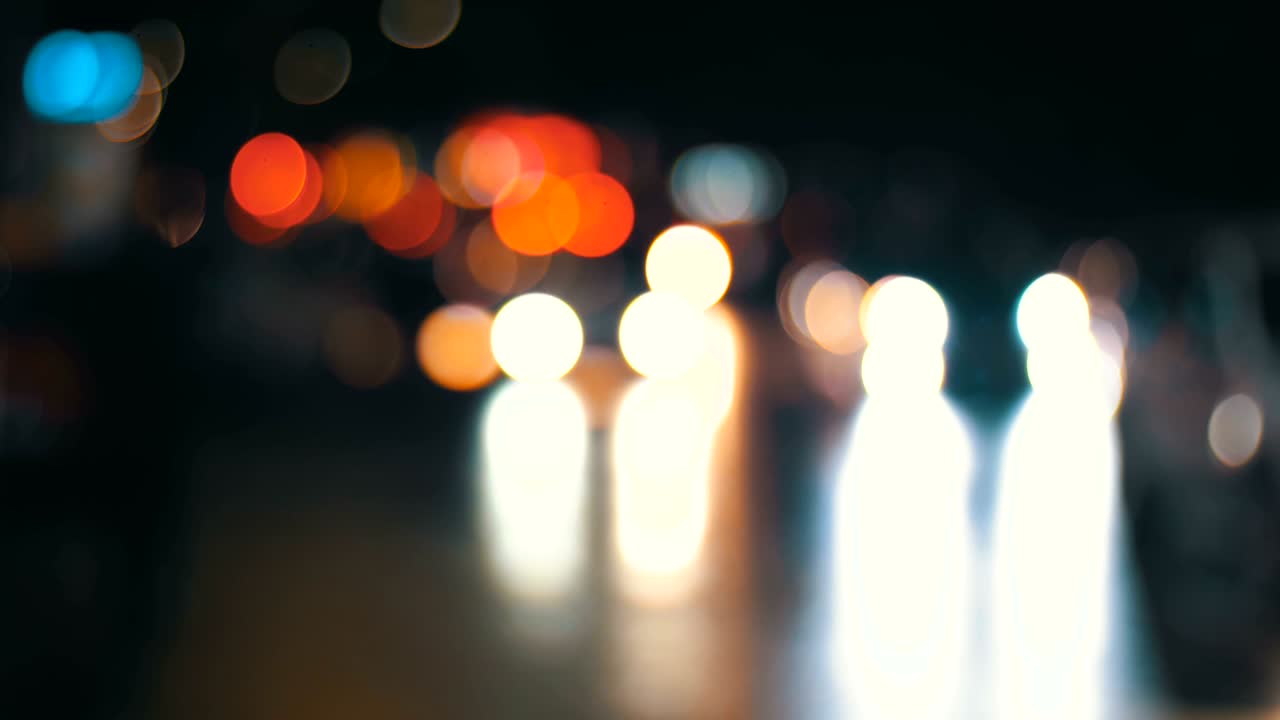 밤의 도시 교통 신호등의 초점이 분해되어 있습니다.