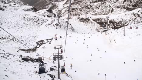 vista desde un ascensor de esquí de los esquiadores a continuación en una carrera