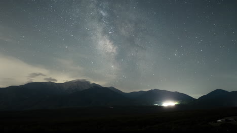 timelapse vía láctea sobre la montaña olimpo grecia panorámica derecha amplia toma