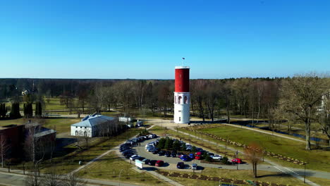 torre de agua pública de hormigón colorida de kemeri en letonia, con bandera nacional en la parte superior, vista aérea